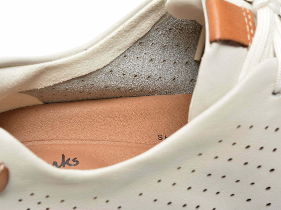 Comandă Încălțăminte Damă, la Reducere  Pantofi CLARKS albi, UNRIOTI, din piele naturala Branduri de top ✓