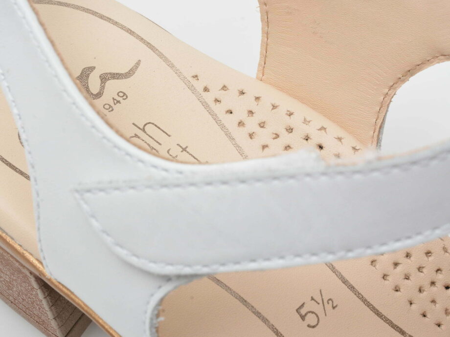 Comandă Încălțăminte Damă, la Reducere  Sandale ARA albe, 35730, din piele naturala Branduri de top ✓