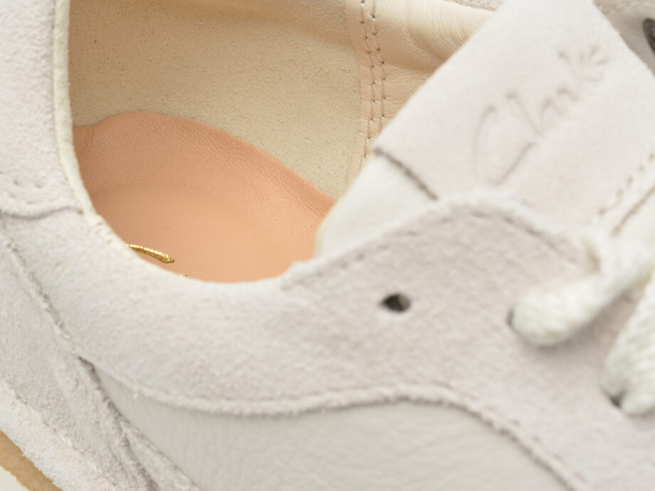 Comandă Încălțăminte Damă, la Reducere  Pantofi CLARKS albi, CRAFTRUN LACE 13-I, din piele intoarsa Branduri de top ✓