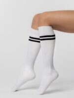 Sosete lungi sub genunchi albe cu dungi Steven S072-002